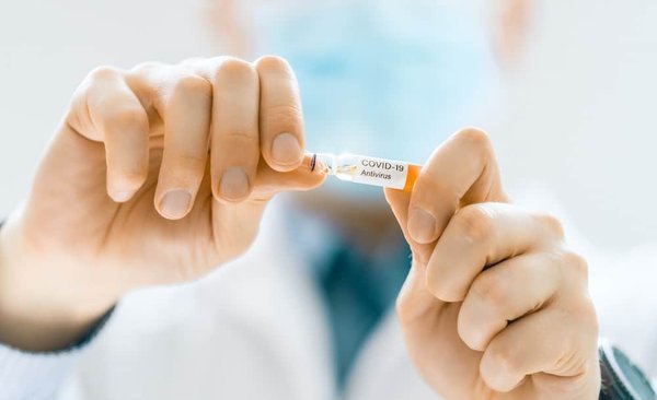 How can UK pharmacists play a role in reducing antibiotic resistance through patient education?